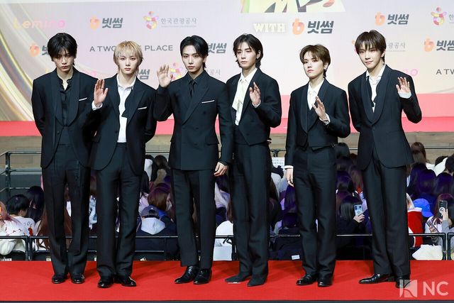 그룹 보이넥스트도어(BOYNEXTDOOR)가 25일 인천시 중구 운서동 인스파이어 아레나에서 진행된 ‘2025 SBS&nbsp;가요대전’ 공연에 앞서 레드카펫을 밟고 있다. 사진=김규빈 기자