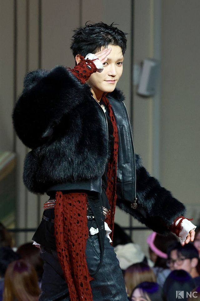 그룹 NCT 127 태용이 25일 인천시 중구 운서동 인스파이어 아레나에서 진행된 ‘2025 SBS&nbsp;가요대전’ 공연에 앞서 레드카펫을 밟고 있다. 사진=김규빈 기자