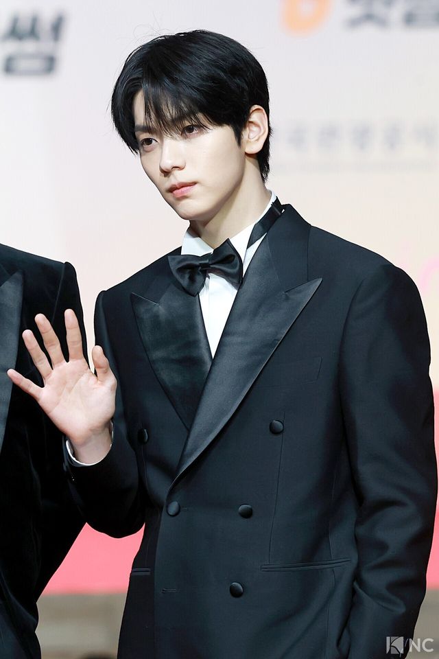 그룹 투모로우바이투게더(TOMORROW X TOGETHER) 수빈이 25일 인천시 중구 운서동 인스파이어 아레나에서 진행된 ‘2025 SBS&nbsp;가요대전’ 공연에 앞서 레드카펫을 밟고 있다. 사진=김규빈 기자