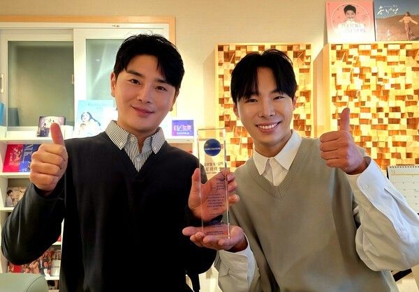 Composer team Algo-boni Honsusangtae poses during a commemorative photo session after receiving the Culture Award at the 2025 Global K-Culture Awards. Photo by The Heaven Cultural Foundation.