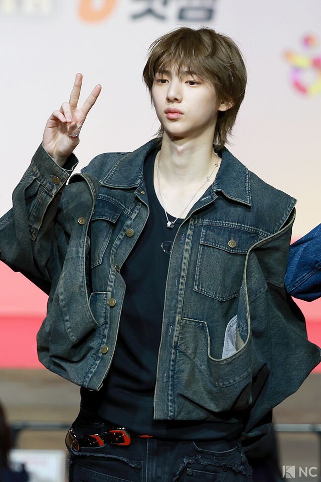 그룹 코르티스(CORTIS) 주훈이 25일 인천시 중구 운서동 인스파이어 아레나에서 진행된 ‘2025 SBS&nbsp;가요대전’ 공연에 앞서 레드카펫을 밟고 있다. 사진=김규빈 기자