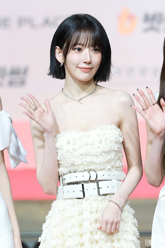 그룹 르세라핌(LE SSERAFIM) 사쿠라가 25일 인천시 중구 운서동 인스파이어 아레나에서 진행된 ‘2025 SBS&nbsp;가요대전’ 공연에 앞서 레드카펫을 밟고 있다. 사진=김규빈 기자