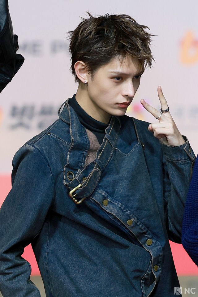 그룹 코르티스(CORTIS) 제임스가 25일 인천시 중구 운서동 인스파이어 아레나에서 진행된 ‘2025 SBS&nbsp;가요대전’ 공연에 앞서 레드카펫을 밟고 있다. 사진=김규빈 기자