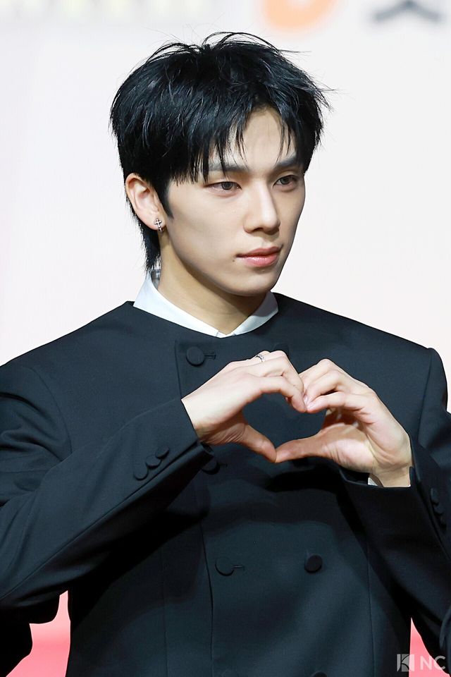 그룹 넥스지(NEXZ) 소건이 25일 인천시 중구 운서동 인스파이어 아레나에서 진행된 ‘2025 SBS&nbsp;가요대전’ 공연에 앞서 레드카펫을 밟고 있다. 사진=김규빈 기자