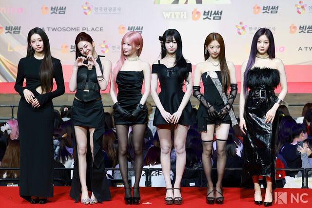 그룹 베이비몬스터(BABY MONSTER)가 25일 인천시 중구 운서동 인스파이어 아레나에서 진행된 ‘2025 SBS&nbsp;가요대전’ 공연에 앞서 레드카펫을 밟고 있다. 사진=김규빈 기자