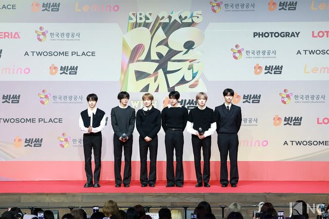 그룹 엔시티 위시(NCT WISH)가 25일 인천시 중구 운서동 인스파이어 아레나에서 진행된 ‘2025 SBS&nbsp;가요대전’ 공연에 앞서 레드카펫을 밟고 있다. 사진=김규빈 기자