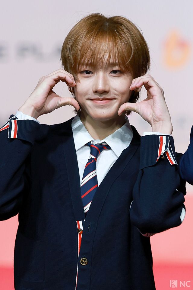 그룹 아이딧(IDID) 정세민이 25일 인천시 중구 운서동 인스파이어 아레나에서 진행된 ‘2025 SBS&nbsp;가요대전’ 공연에 앞서 레드카펫을 밟고 있다. 사진=김규빈 기자