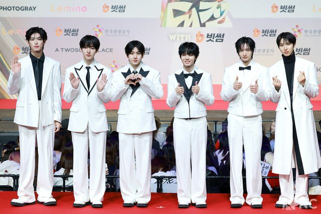 그룹 킥플립(KickFlip)이 25일 인천시 중구 운서동 인스파이어 아레나에서 진행된 ‘2025 SBS&nbsp;가요대전’ 공연에 앞서 레드카펫을 밟고 있다. 사진=김규빈 기자