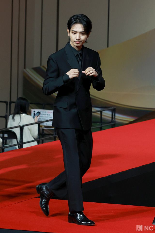 그룹 보이넥스트도어(BOYNEXTDOOR) 명재현이 25일 인천시 중구 운서동 인스파이어 아레나에서 진행된 ‘2025 SBS&nbsp;가요대전’ 공연에 앞서 레드카펫을 밟고 있다. 사진=김규빈 기자