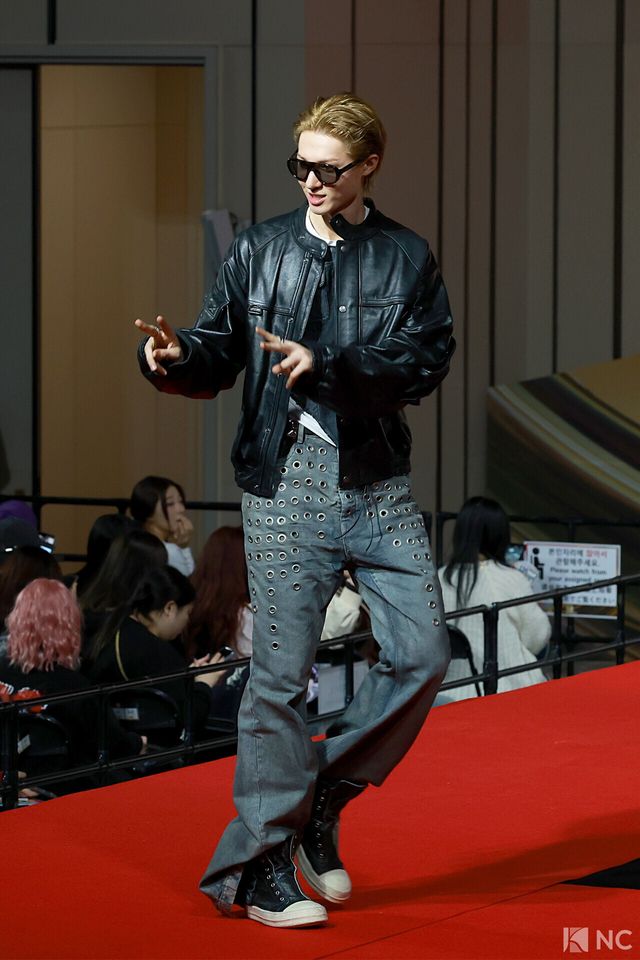 그룹 코르티스(CORTIS) 마틴이 25일 인천시 중구 운서동 인스파이어 아레나에서 진행된 ‘2025 SBS&nbsp;가요대전’ 공연에 앞서 레드카펫을 밟고 있다. 사진=김규빈 기자