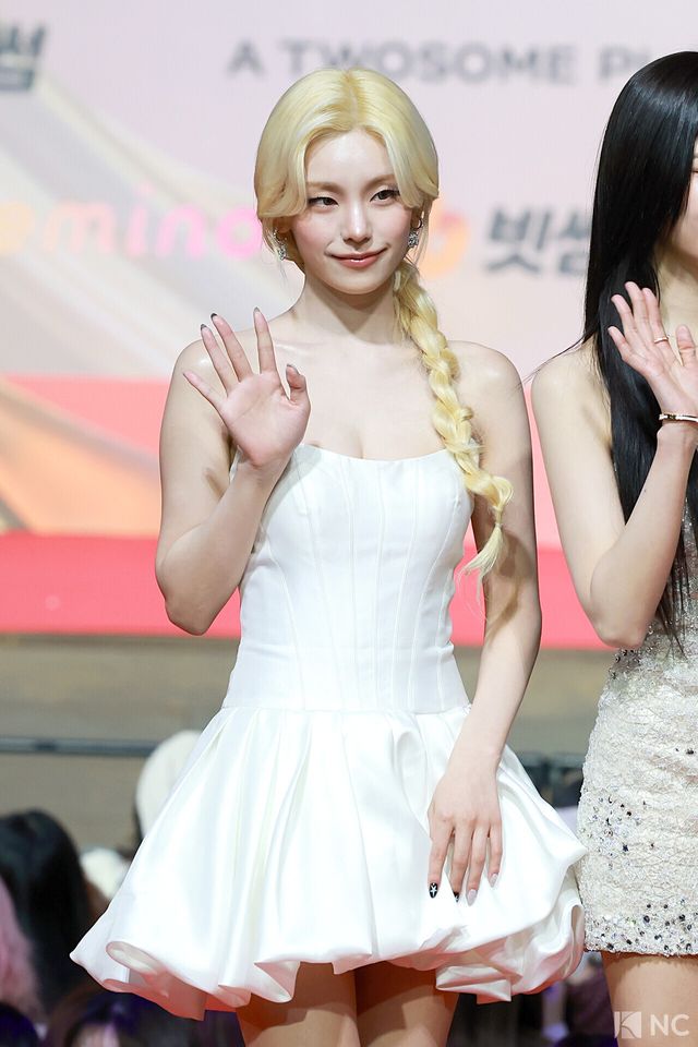 그룹 있지(ITZY) 예지가 25일 인천시 중구 운서동 인스파이어 아레나에서 진행된 ‘2025 SBS&nbsp;가요대전’ 공연에 앞서 레드카펫을 밟고 있다. 사진=김규빈 기자