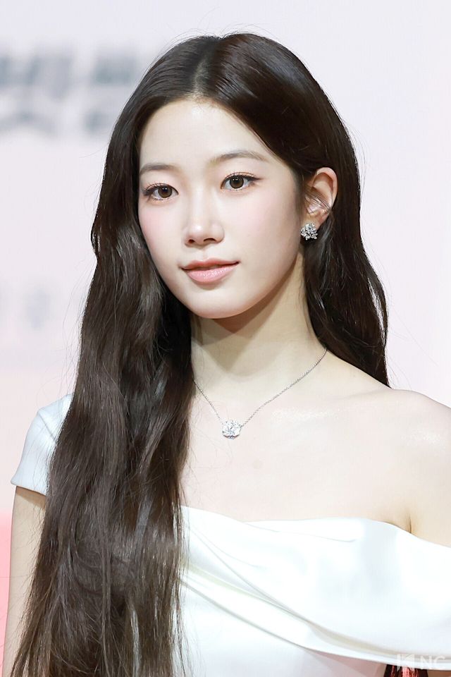 그룹 르세라핌(LE SSERAFIM) 카즈하가 25일 인천시 중구 운서동 인스파이어 아레나에서 진행된 ‘2025 SBS&nbsp;가요대전’ 공연에 앞서 레드카펫을 밟고 있다. 사진=김규빈 기자