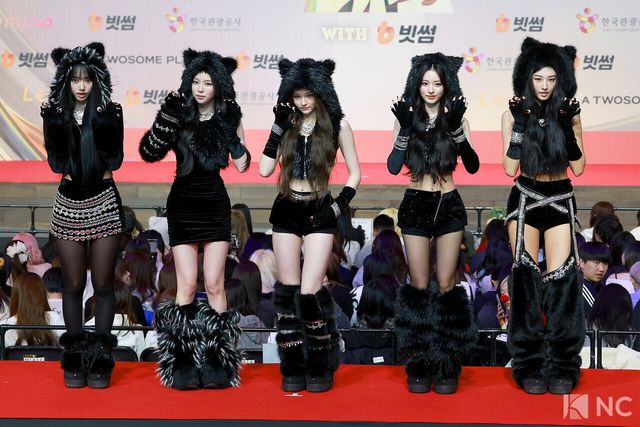 그룹 미야오(MEOVV)가 25일 인천시 중구 운서동 인스파이어 아레나에서 진행된 ‘2025 SBS&nbsp;가요대전’ 공연에 앞서 레드카펫을 밟고 있다. 사진=김규빈 기자