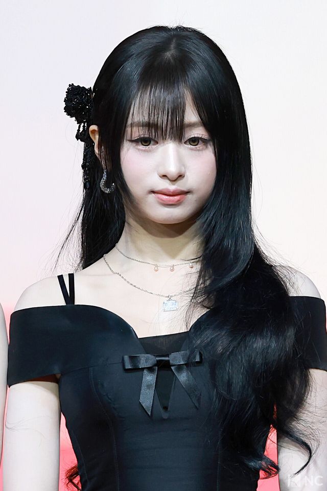 그룹 베이비몬스터(BABY MONSTER) 아현이 25일 인천시 중구 운서동 인스파이어 아레나에서 진행된 ‘2025 SBS&nbsp;가요대전’ 공연에 앞서 레드카펫을 밟고 있다. 사진=김규빈 기자