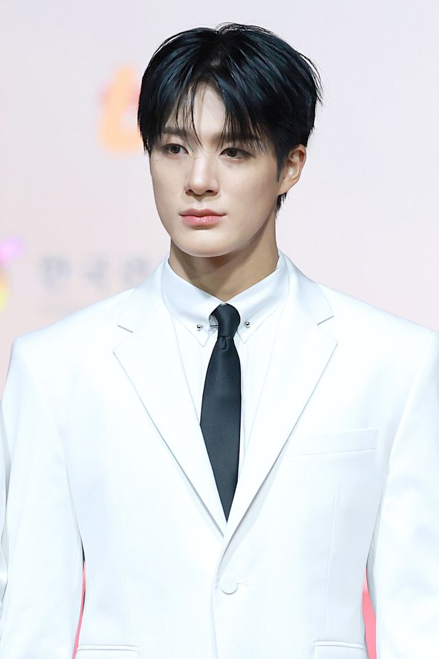 그룹 엔시티 드림(NCT DREAM) 제노가 25일 인천시 중구 운서동 인스파이어 아레나에서 진행된 ‘2025 SBS&nbsp;가요대전’ 공연에 앞서 레드카펫을 밟고 있다. 사진=김규빈 기자