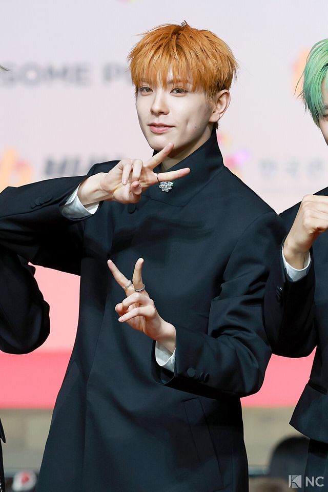 그룹 넥스지(NEXZ) 유키가 25일 인천시 중구 운서동 인스파이어 아레나에서 진행된 ‘2025 SBS&nbsp;가요대전’ 공연에 앞서 레드카펫을 밟고 있다. 사진=김규빈 기자