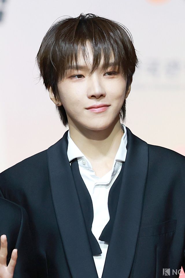 그룹 보이넥스트도어(BOY NEXT DOOR) 운학이 25일 인천시 중구 운서동 인스파이어 아레나에서 진행된 ‘2025 SBS&nbsp;가요대전’ 공연에 앞서 레드카펫을 밟고 있다. 사진=김규빈 기자