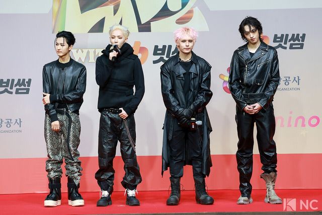 그룹 에이엠피(AxMxP)가 25일 인천시 중구 운서동 인스파이어 아레나에서 진행된 ‘2025 SBS&nbsp;가요대전’ 공연에 앞서 레드카펫을 밟고 있다. 사진=김규빈 기자