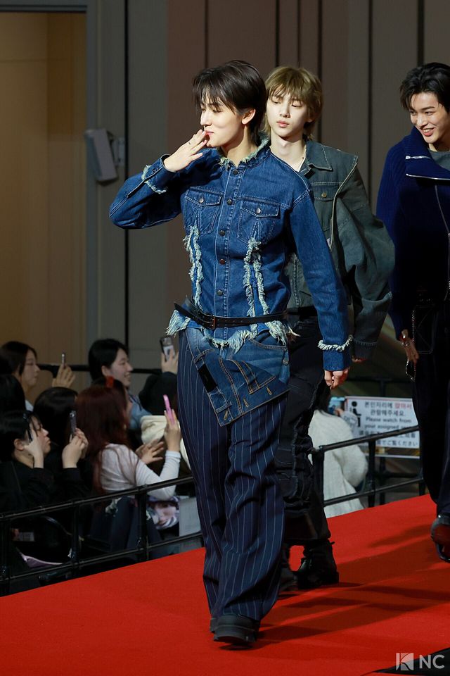 그룹 코르티스(CORTIS) 성현이 25일 인천시 중구 운서동 인스파이어 아레나에서 진행된 ‘2025 SBS&nbsp;가요대전’ 공연에 앞서 레드카펫을 밟고 있다. 사진=김규빈 기자