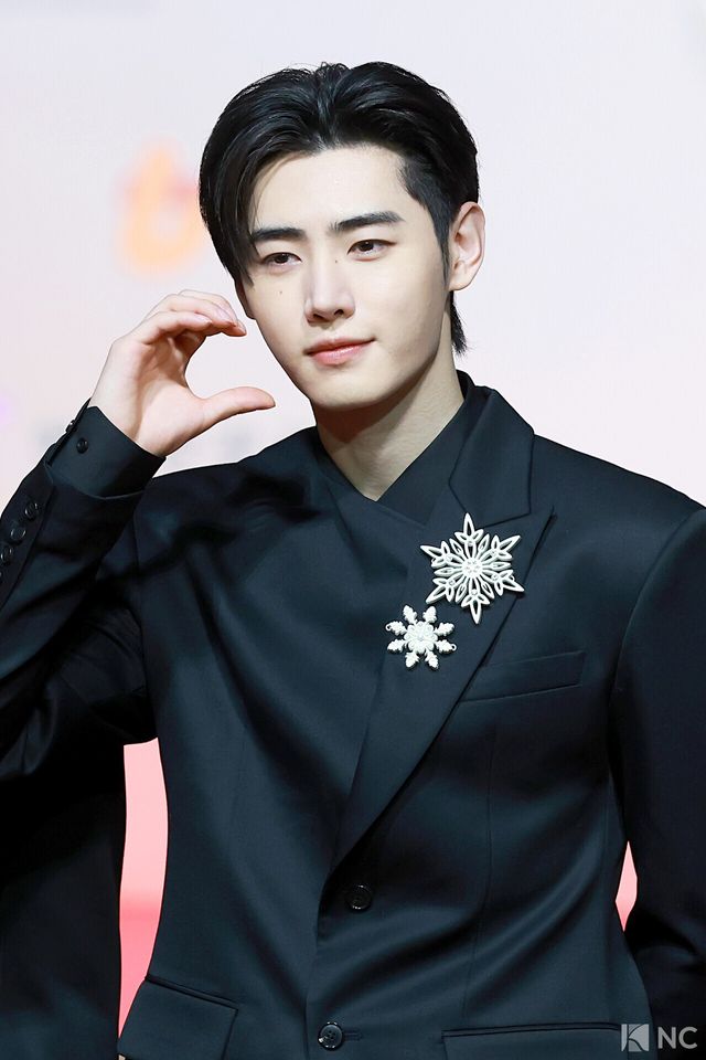 그룹 엔하이픈(ENHYPEN) 성훈이 25일 인천시 중구 운서동 인스파이어 아레나에서 진행된 ‘2025 SBS&nbsp;가요대전’ 공연에 앞서 레드카펫을 밟고 있다. 사진=김규빈 기자