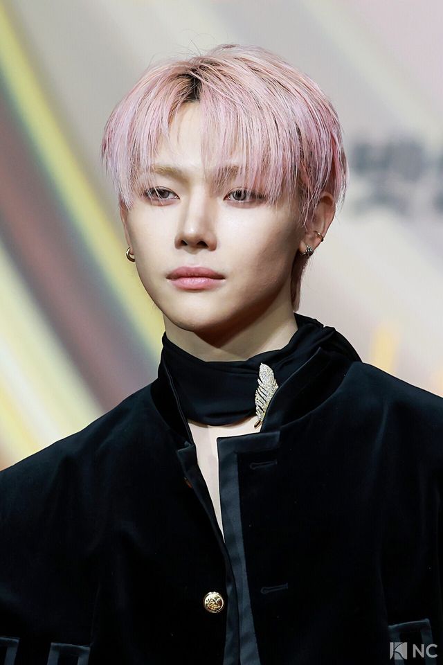 그룹 앤팀(&TEAM) 니콜라스가 25일 인천시 중구 운서동 인스파이어 아레나에서 진행된 ‘2025 SBS&nbsp;가요대전’ 공연에 앞서 레드카펫을 밟고 있다. 사진=김규빈 기자