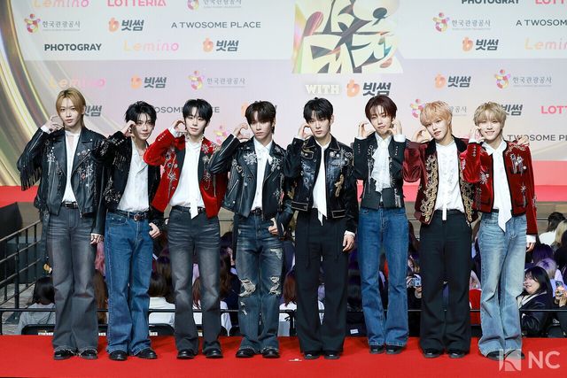 그룹 아홉(AHOF)이 25일 인천시 중구 운서동 인스파이어 아레나에서 진행된 ‘2025 SBS&nbsp;가요대전’ 공연에 앞서 레드카펫을 밟고 있다. 올해 ‘SBS 가요대전’은 ‘골든 루프(Golden Loop)’를 주제로, 찬란하게 빛난 2025년 K-POP의 여정을 돌아보며 다가올 내일에도 무한히 확장하고 더욱 밝게 빛날 여정을 이어간다는 의미를 담아 펼쳐질 예정이다.