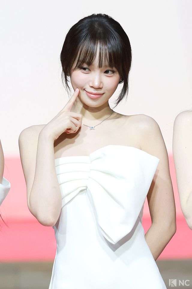 그룹 르세라핌(LE SSERAFIM) 채원이 25일 인천시 중구 운서동 인스파이어 아레나에서 진행된 ‘2025 SBS&nbsp;가요대전’ 공연에 앞서 레드카펫을 밟고 있다. 사진=김규빈 기자