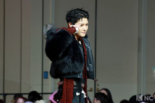 그룹 NCT 127 태용이 25일 인천시 중구 운서동 인스파이어 아레나에서 진행된 ‘2025 SBS&nbsp;가요대전’ 공연에 앞서 레드카펫을 밟고 있다. 사진=김규빈 기자