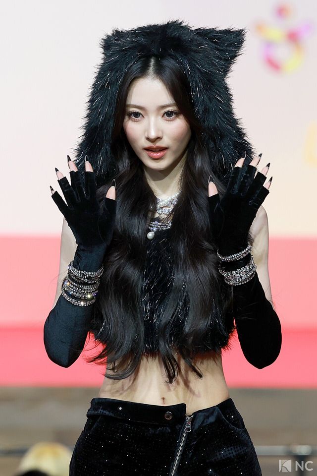 그룹 미야오(MEOVV) 안나가 25일 인천시 중구 운서동 인스파이어 아레나에서 진행된 ‘2025 SBS&nbsp;가요대전’ 공연에 앞서 레드카펫을 밟고 있다. 사진=김규빈 기자