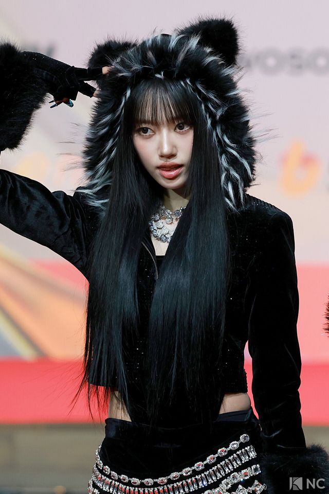 그룹 미야오(MEOVV) 수인이 25일 인천시 중구 운서동 인스파이어 아레나에서 진행된 ‘2025 SBS&nbsp;가요대전’ 공연에 앞서 레드카펫을 밟고 있다. 사진=김규빈 기자