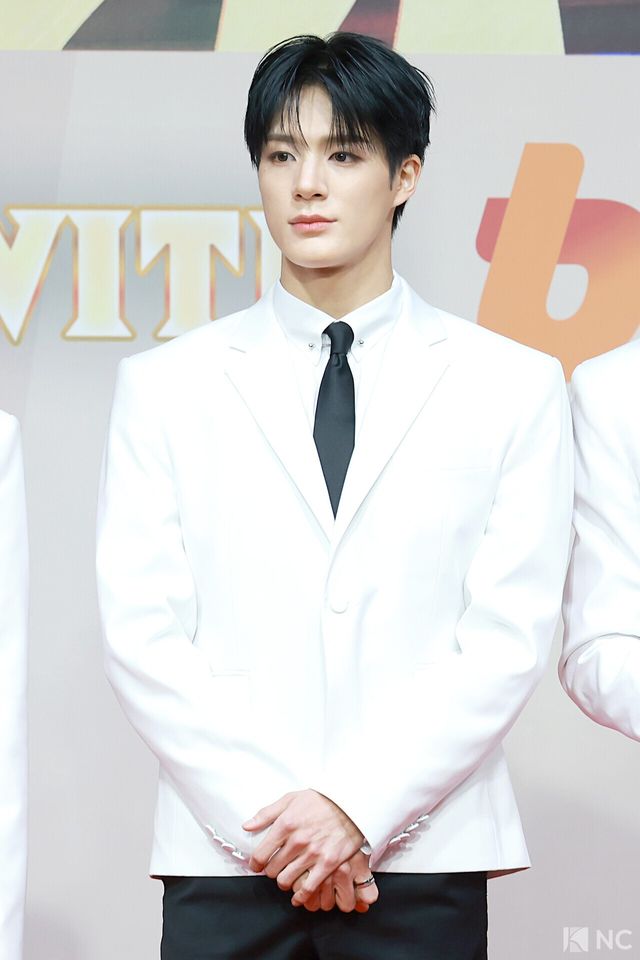 그룹 엔시티 드림(NCT DREAM) 제노가 25일 인천시 중구 운서동 인스파이어 아레나에서 진행된 ‘2025 SBS&nbsp;가요대전’ 공연에 앞서 레드카펫을 밟고 있다. 사진=김규빈 기자