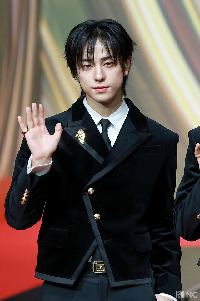 그룹 앤팀(&TEAM) 타키가 25일 인천시 중구 운서동 인스파이어 아레나에서 진행된 ‘2025 SBS&nbsp;가요대전’ 공연에 앞서 레드카펫을 밟고 있다. 사진=김규빈 기자