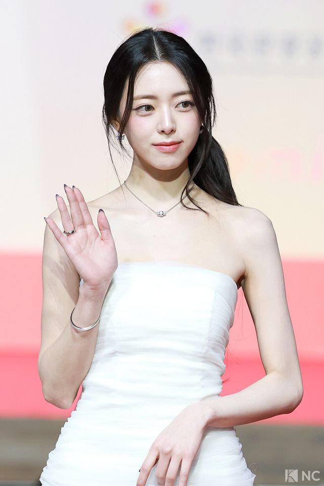 그룹 있지(ITZY) 유나가 25일 인천시 중구 운서동 인스파이어 아레나에서 진행된 ‘2025 SBS&nbsp;가요대전’ 공연에 앞서 레드카펫을 밟고 있다. 사진=김규빈 기자