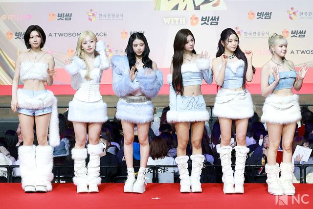 그룹 엔믹스(NMIXX)가 25일 인천시 중구 운서동 인스파이어 아레나에서 진행된 ‘2025 SBS&nbsp;가요대전’ 공연에 앞서 레드카펫을 밟고 있다. 사진=김규빈 기자