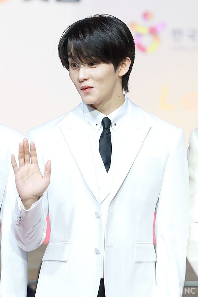그룹 엔시티 드림(NCT DREAM) 마크가 25일 인천시 중구 운서동 인스파이어 아레나에서 진행된 ‘2025 SBS&nbsp;가요대전’ 공연에 앞서 레드카펫을 밟고 있다. 사진=김규빈 기자