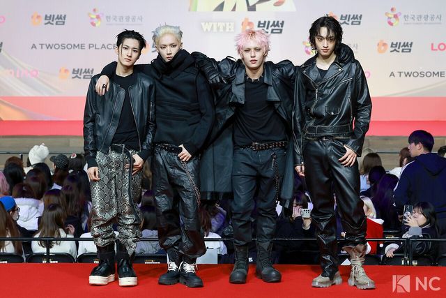 그룹 에이엠피(AxMxP)가 25일 인천시 중구 운서동 인스파이어 아레나에서 진행된 ‘2025 SBS&nbsp;가요대전’ 공연에 앞서 레드카펫을 밟고 있다. 사진=김규빈 기자