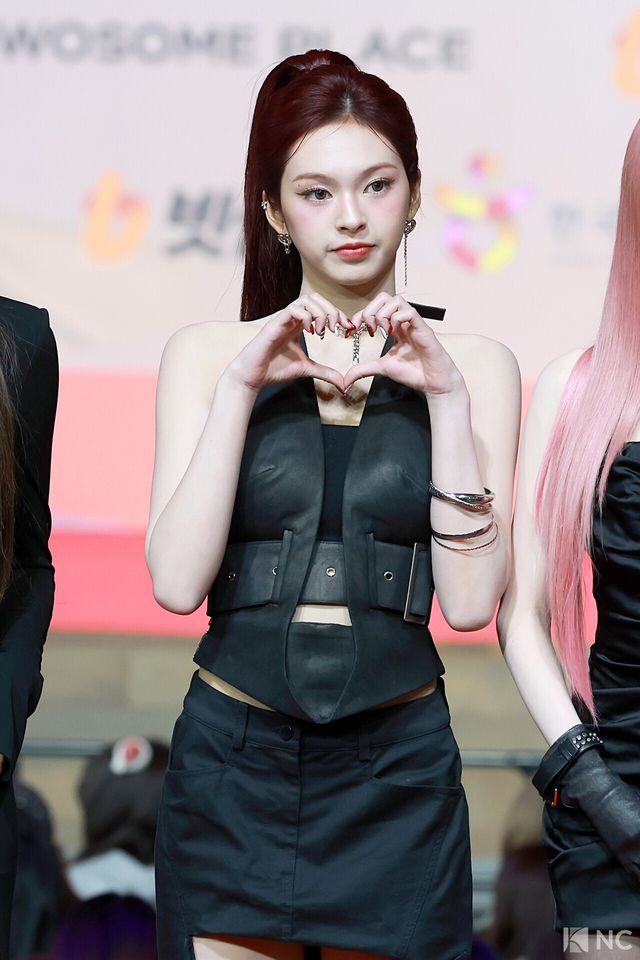 그룹 베이비몬스터(BABY MONSTER) 치키타가 25일 인천시 중구 운서동 인스파이어 아레나에서 진행된 ‘2025 SBS&nbsp;가요대전’ 공연에 앞서 레드카펫을 밟고 있다. 사진=김규빈 기자