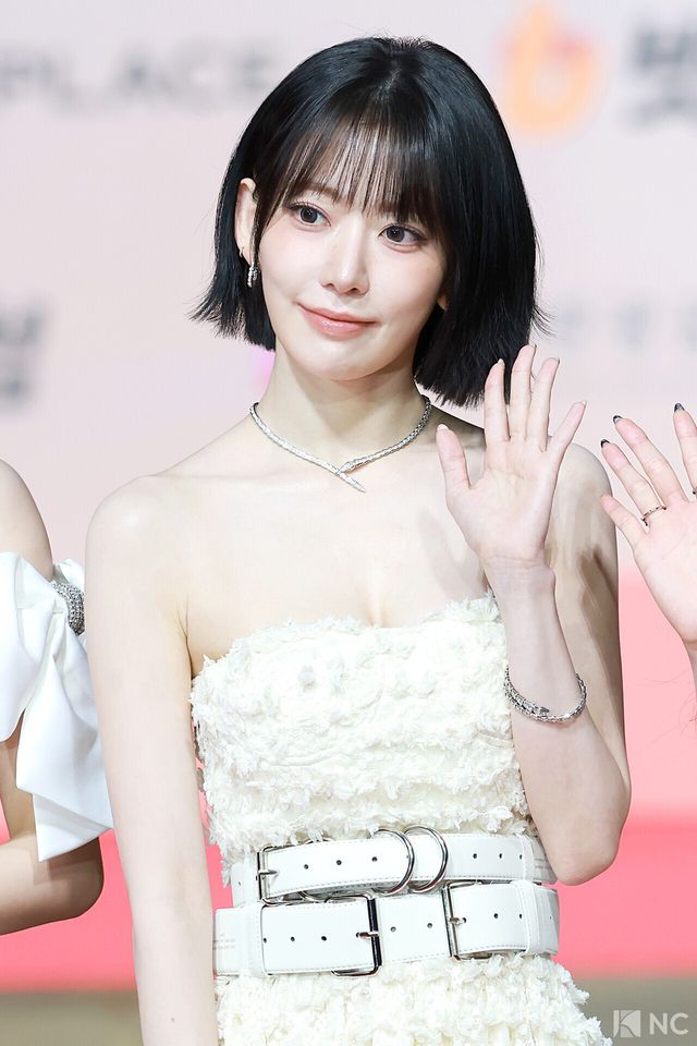 그룹 르세라핌(LE SSERAFIM) 사쿠라가 25일 인천시 중구 운서동 인스파이어 아레나에서 진행된 ‘2025 SBS&nbsp;가요대전’ 공연에 앞서 레드카펫을 밟고 있다. 사진=김규빈 기자