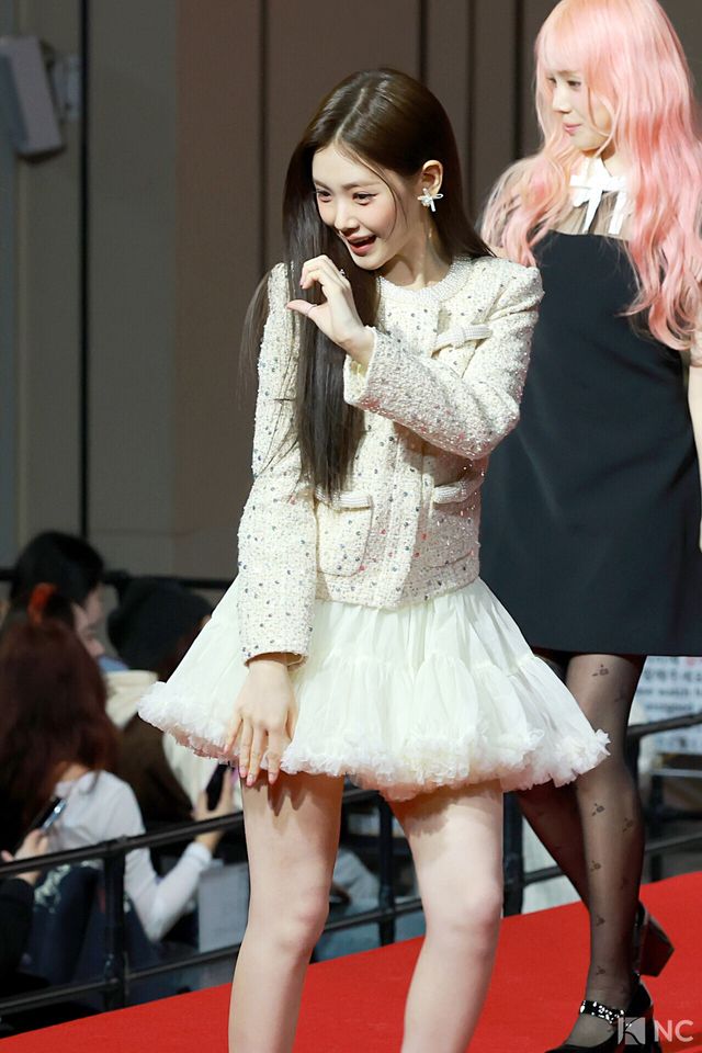 그룹 베이비돈크라이(Baby DONT Cry) 이현이 25일 인천시 중구 운서동 인스파이어 아레나에서 진행된 ‘2025 SBS&nbsp;가요대전’ 공연에 앞서 레드카펫을 밟고 있다. 사진=김규빈 기자