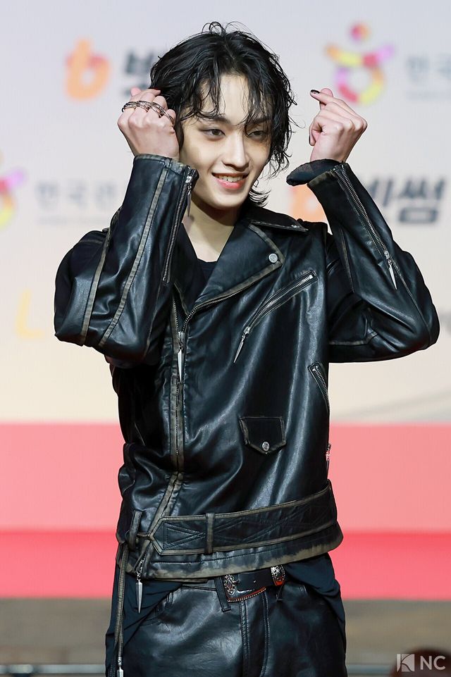 그룹 에이엠피(AxMxP) 김신이 25일 인천시 중구 운서동 인스파이어 아레나에서 진행된 ‘2025 SBS&nbsp;가요대전’ 공연에 앞서 레드카펫을 밟고 있다. 사진=김규빈 기자