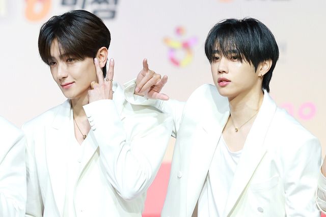 그룹 더보이즈(THE BOYZ) 현재, 선우가 25일 인천시 중구 운서동 인스파이어 아레나에서 진행된 ‘2025 SBS&nbsp;가요대전’ 공연에 앞서 레드카펫을 밟고 있다. 사진=김규빈 기자