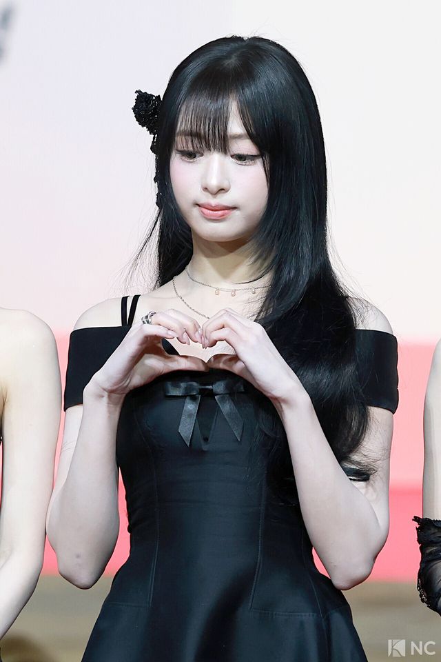 그룹 베이비몬스터(BABY MONSTER) 아현이 25일 인천시 중구 운서동 인스파이어 아레나에서 진행된 ‘2025 SBS&nbsp;가요대전’ 공연에 앞서 레드카펫을 밟고 있다. 사진=김규빈 기자