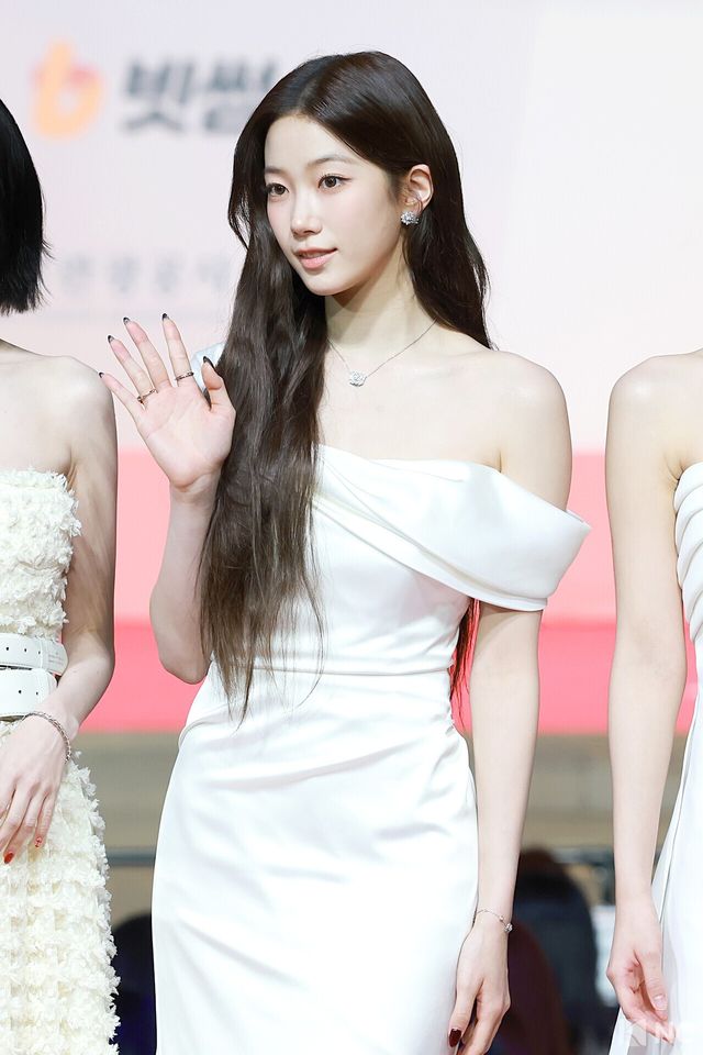 그룹 르세라핌(LE SSERAFIM) 카즈하가 25일 인천시 중구 운서동 인스파이어 아레나에서 진행된 ‘2025 SBS&nbsp;가요대전’ 공연에 앞서 레드카펫을 밟고 있다. 사진=김규빈 기자