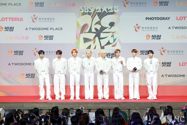 그룹 스트레이키즈(Stray Kids)가 25일 인천시 중구 운서동 인스파이어 아레나에서 진행된 ‘2025 SBS&nbsp;가요대전’ 공연에 앞서 레드카펫을 밟고 있다. 사진=김규빈 기자
