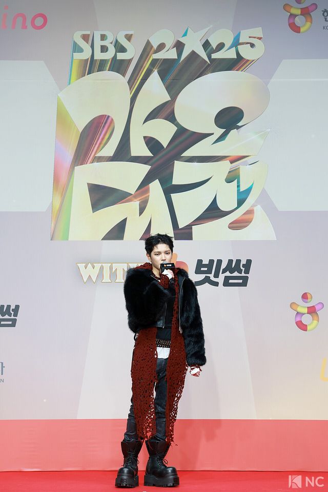 그룹 NCT 127 태용이 25일 인천시 중구 운서동 인스파이어 아레나에서 진행된 ‘2025 SBS&nbsp;가요대전’ 공연에 앞서 레드카펫을 밟고 있다. 사진=김규빈 기자
