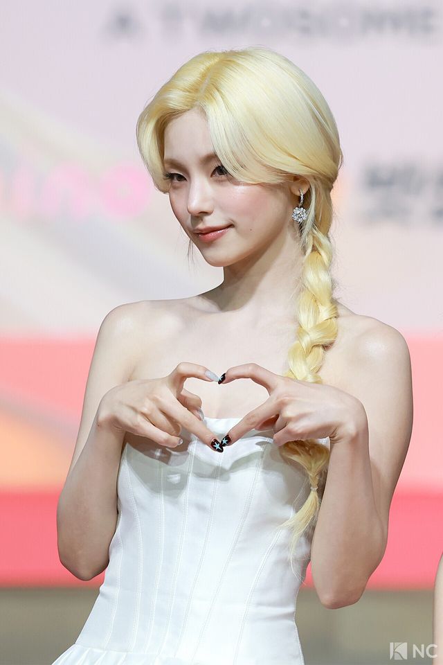 그룹 있지(ITZY) 예지가 25일 인천시 중구 운서동 인스파이어 아레나에서 진행된 ‘2025 SBS&nbsp;가요대전’ 공연에 앞서 레드카펫을 밟고 있다. 사진=김규빈 기자