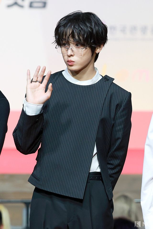 그룹 엔시티 위시(NCT WISH) 리쿠가 25일 인천시 중구 운서동 인스파이어 아레나에서 진행된 ‘2025 SBS&nbsp;가요대전’ 공연에 앞서 레드카펫을 밟고 있다. 사진=김규빈 기자