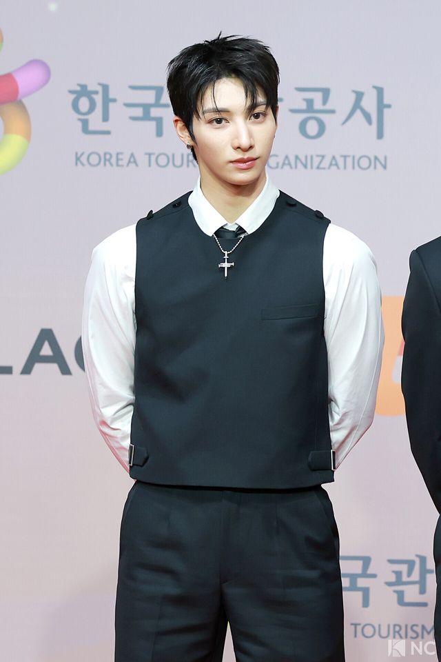 그룹 넥스지(NEXZ) 유우가 25일 인천시 중구 운서동 인스파이어 아레나에서 진행된 ‘2025 SBS&nbsp;가요대전’ 공연에 앞서 레드카펫을 밟고 있다. 사진=김규빈 기자