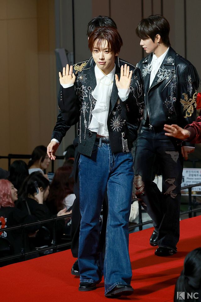 그룹 아홉(AHOF) 차웅기가 25일 인천시 중구 운서동 인스파이어 아레나에서 진행된 ‘2025 SBS&nbsp;가요대전’ 공연에 앞서 레드카펫을 밟고 있다. 사진=김규빈 기자