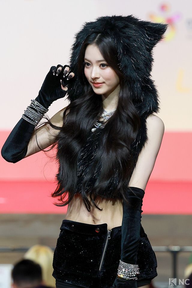 그룹 미야오(MEOVV) 안나가 25일 인천시 중구 운서동 인스파이어 아레나에서 진행된 ‘2025 SBS&nbsp;가요대전’ 공연에 앞서 레드카펫을 밟고 있다. 사진=김규빈 기자